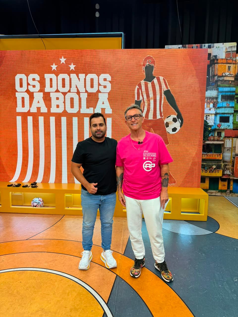 Apresentador ao lado do Dr. Pedro Azevedo nos bastidores da TV